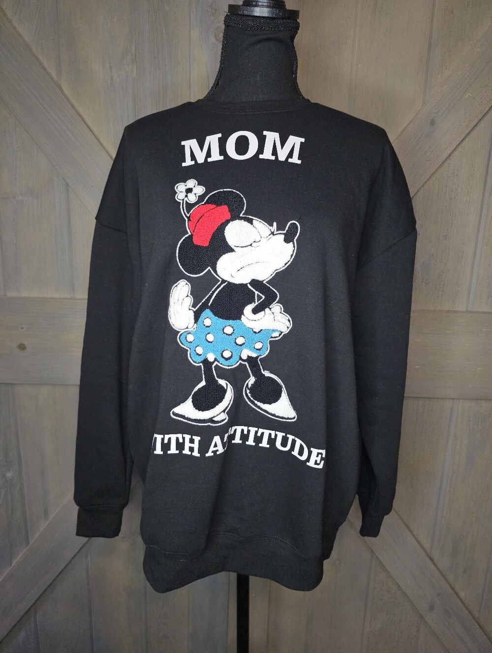 Minnie Mouse "Mom with Attitude" Black Crewneck Sweatshirt sz Medium